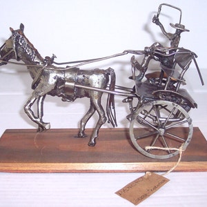Handgemaakte metalen sulky, man en paard sculptuur kunstdisplay Rancho's Cordoba, Argentina