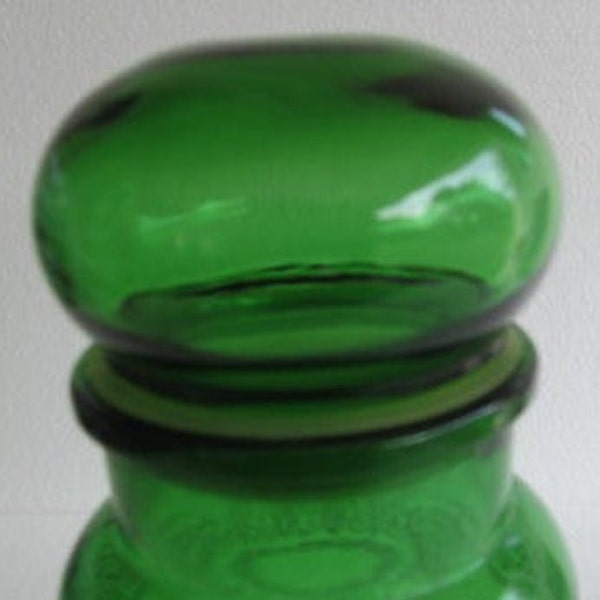 Vintage groene glazen apothekerspot glazen voorraadbus met afgerond deksel gemaakt in België,