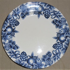 Plato llano de cerámica coleccionable vintage de LIBBEY Tableware con diseño de fruta azul, fabricado en EE. UU.