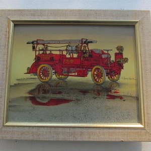 K&ouml;nnte beinhalten: Eine gerahmte Vintage-Illustration eines roten antiken Feuerwehrautos mit einer Leiter und Schl&auml;uchen. Das Auto steht auf einem wei&szlig;en Hintergrund mit einer Spiegelung des Autos darunter.