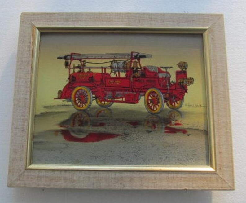 K&ouml;nnte beinhalten: Eine gerahmte Vintage-Illustration eines roten antiken Feuerwehrautos mit einer Leiter und Schl&auml;uchen. Das Auto steht auf einem wei&szlig;en Hintergrund mit einer Spiegelung des Autos darunter.