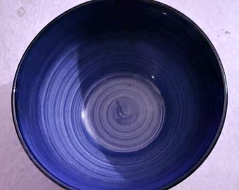 Tigela pequena colecionável para cereais, 12,7 cm (5"), com design em espiral azul escuro da Gibson Home, pintada à mão.