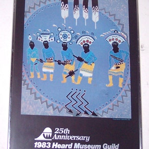 Puede incluir: Póster enmarcado para la Feria India del Gremio del Museo Heard de 1983. La obra de arte presenta figuras estilizadas con atuendos azules y amarillos, con tocados decorativos, sobre un fondo azul. El póster incluye los detalles del evento.