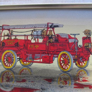 K&ouml;nnte beinhalten: Ein rotes Feuerwehrauto im Vintage-Stil mit einer Leiter, einem Schlauch und Glocken. Das Auto tr&auml;gt die Aufschrift "Ladder Company" und "Fire Room No. 1" an der Seite. Das Auto ist realistisch gemalt und vor einem hellbeigen Hintergrund platziert.