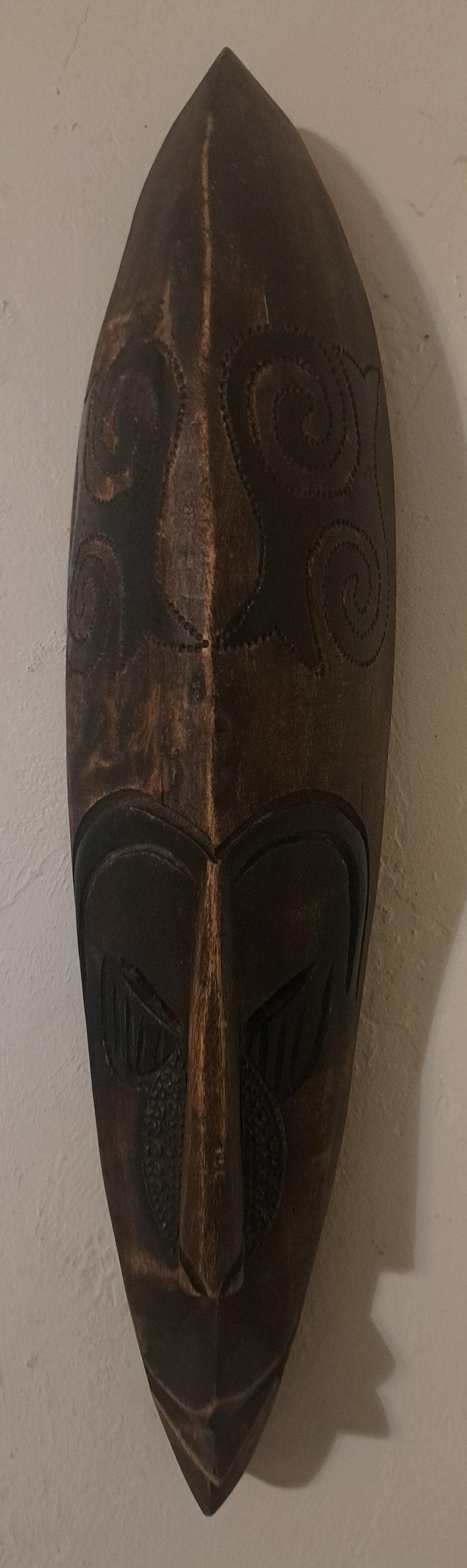 ガーナのアフリカンウッドフェイスマスク：ブロンズメタルウォール