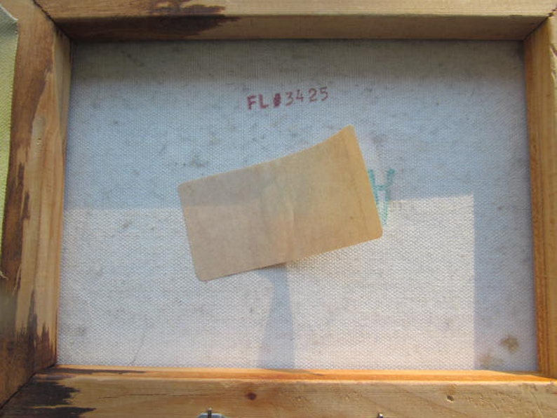 K&ouml;nnte beinhalten: Eine Nahaufnahme der R&uuml;ckseite eines gerahmten Leinwandgem&auml;ldes. Die Leinwand ist wei&szlig; mit einem leichten Blauton und hat einen braunen Papiersticker darauf. Der Rahmen ist aus Holz und braun lackiert. Die Nummer "FL#3425" ist in roter Tinte auf die Leinwand geschrieben.