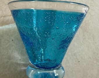 Vaso de cóctel coleccionable de cristal azul turquesa soplado a mano (1) con burbujas de aire