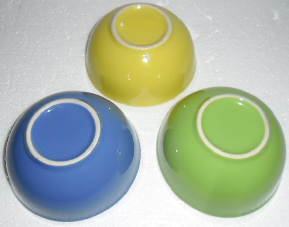 Collectible Porcelain Salad Bowls: Yellow, Blue & Green (Set of 3