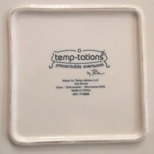 Può includere: Una teglia quadrata in ceramica bianca con un'etichetta nera che recita "(temp-tations presentable ovenware by tora Made for Temp-tations LLC Old World Oven - Dishwasher - Microwave Safe Made in China KFI-713866)"
