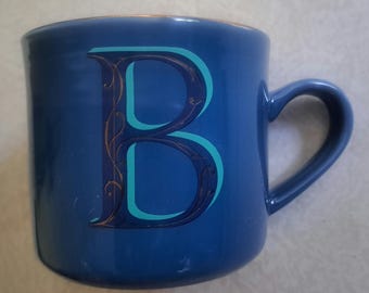Grande tasse à café en céramique fantaisie bleue avec initiales prénom « B » par OPALHOUSE