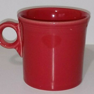 Grande tasse à café New Fiesta Red Color (plus récente) par Homer Laughlin