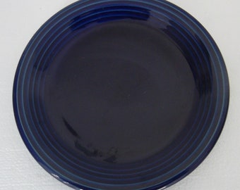 Kobaltblauer Keramik Sammler Beilagenteller 8 '' Sieht aus wie Fiesta, hat Initial 'N' auf der Rückseite