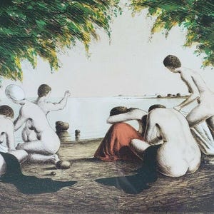 Pode incluir: Uma impressão artística que retrata um grupo de figuras nuas perto de um corpo de água. As figuras estão em várias poses, algumas sentadas e outras em pé. A cena é emoldurada por árvores e folhagens, com um céu sereno ao fundo.