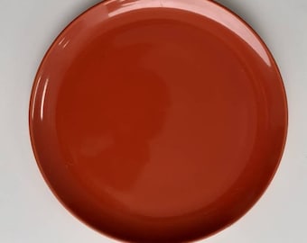 Assiette plate IKEA 10 5/8'' en couleur orange brillant Fargrik # par IKEA Fabriqué en Suède