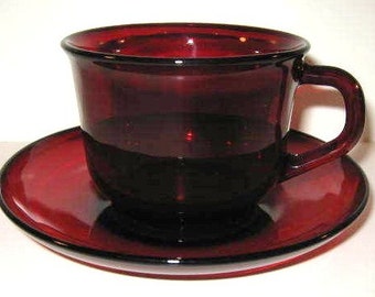 Set vintage di tazza e piattino in vetro rosso rubino Arcoroc - Prodotto in Francia