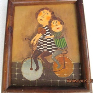 Puede incluir: Una pintura de dos figuras montando una bicicleta. Las figuras están estilizadas con cabezas grandes y rasgos simples. La figura más grande lleva un vestido a rayas blancas y negras y la figura más pequeña lleva un vestido a rayas verdes y blancas. La bicicleta tiene ruedas grandes y un marco simple.