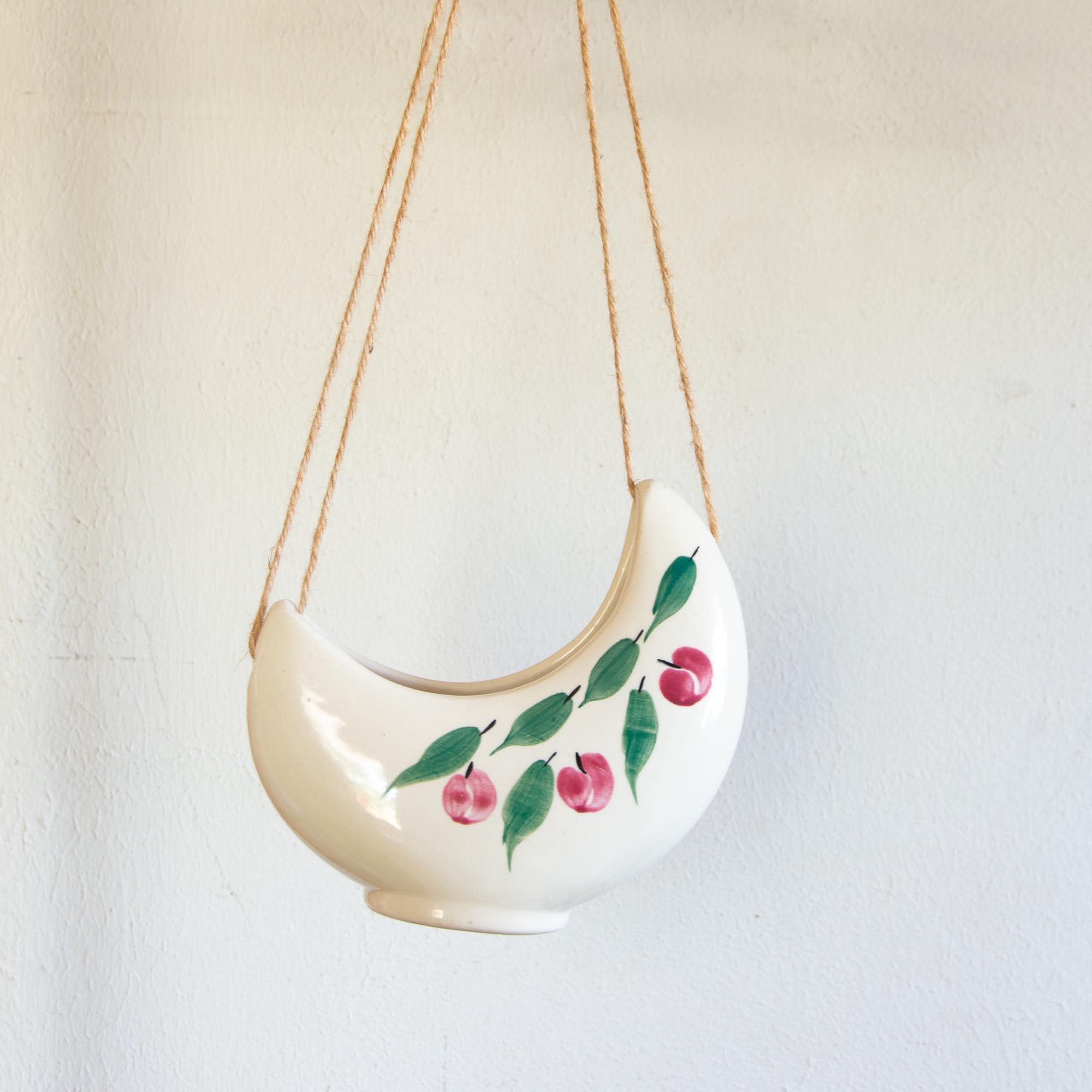 Macetero de pared vintage de cerámica en forma de media luna: Jarrón  colgante con cerezas rosas y hojas verdes - Etsy México, image size:2000x2000