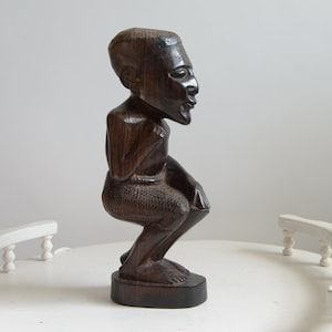 Gesneden hout Afrikaanse man | Handgesneden Tanganyika-standbeeld | Ebbenhouten Afrikaanse gesneden krijgerman | Gesneden houten postuur | Inheems Afrikaans decor