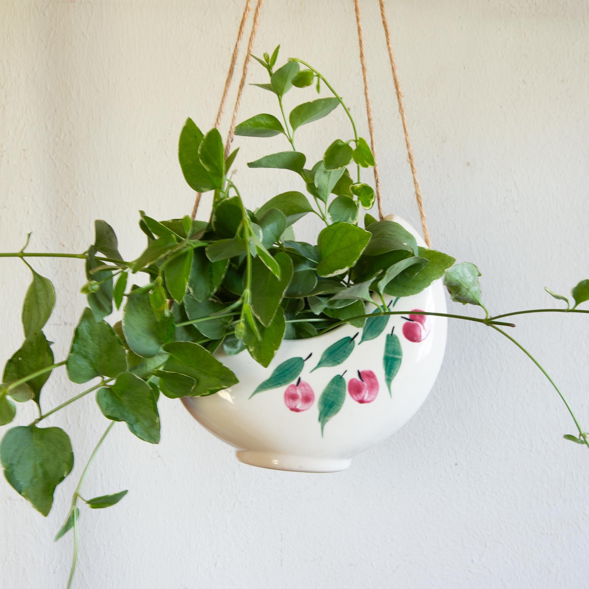 Macetero de pared vintage de cerámica en forma de media luna: Jarrón  colgante con cerezas rosas y hojas verdes - Etsy México, image size:2000x2000