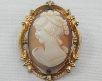 Green and Ivory Fairy Cameo Brooch Resin Goldtone Frame