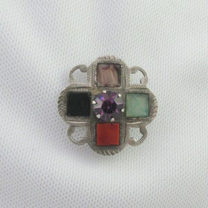 Grande broche victorienne ancienne en or avec grenats et émail blanc En vente sur