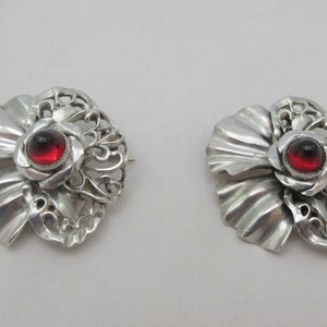 Kies jouw favoriet! Gesigneerde Hobe Sterling zilveren filigraan viooltje rode glazen broches