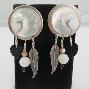 Pendientes colgantes grandes de plata esterlina con forma de concha de nautilus, pluma y hoja de Great Falls Metalworks.