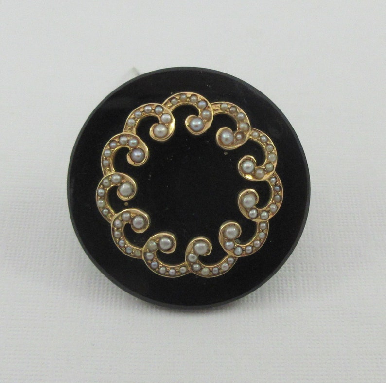 Spilla rotonda da lutto antica vittoriana con perle di semi di onice immagine 4