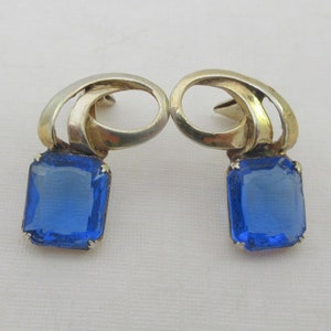 Pendientes con clip de remolino de cristal azul de oro de mediados de siglo sobre plata de ley