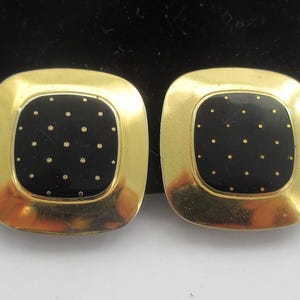 Clips geométricos Laurel Burch &quot;Mastriano&quot; con lunares negros en tono dorado - TAL CUAL