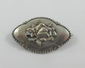 Broche de rosa de flor de plata de ley antigua con cierre C