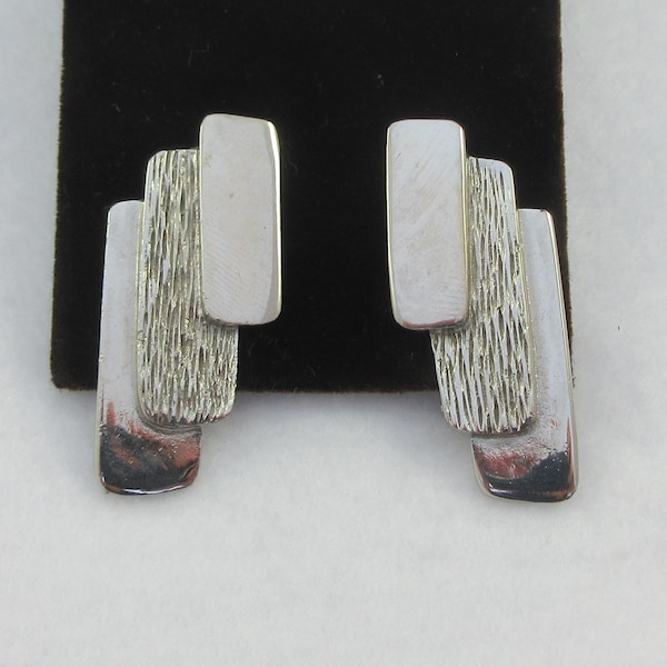 Les Bernard minimalistische zilverkleurige abstracte clip op oorbellen