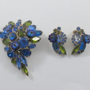 D&E aka Juliana Blue Green Rhinestone Brooch w. Matching Clip On Earrings