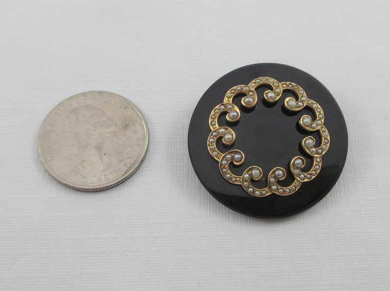 Spilla rotonda da lutto antica vittoriana con perle di semi di onice immagine 2