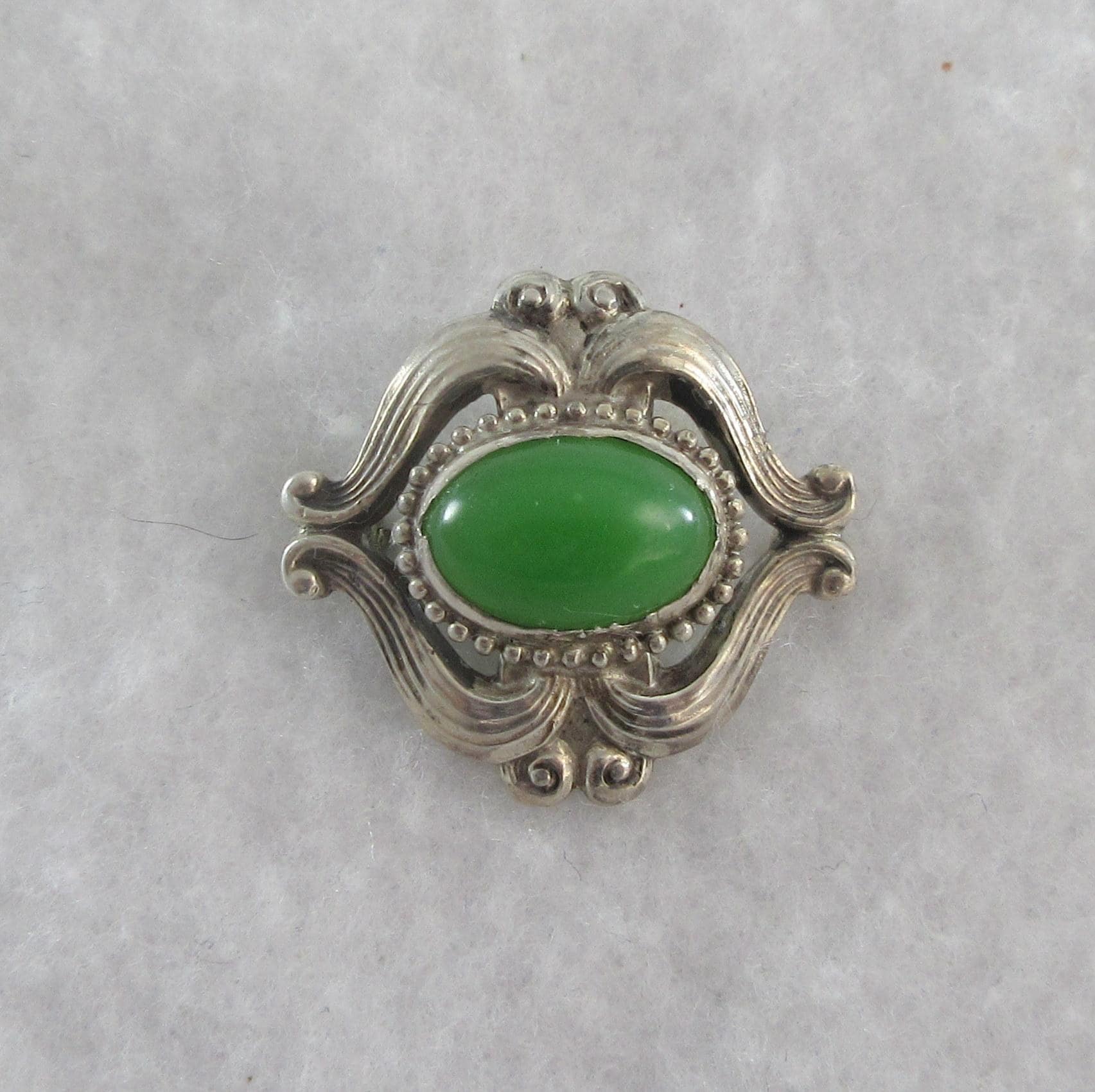Broche Argentée Art Déco Dentelle - Strass Vert, Vintage Style, Modèle QD10