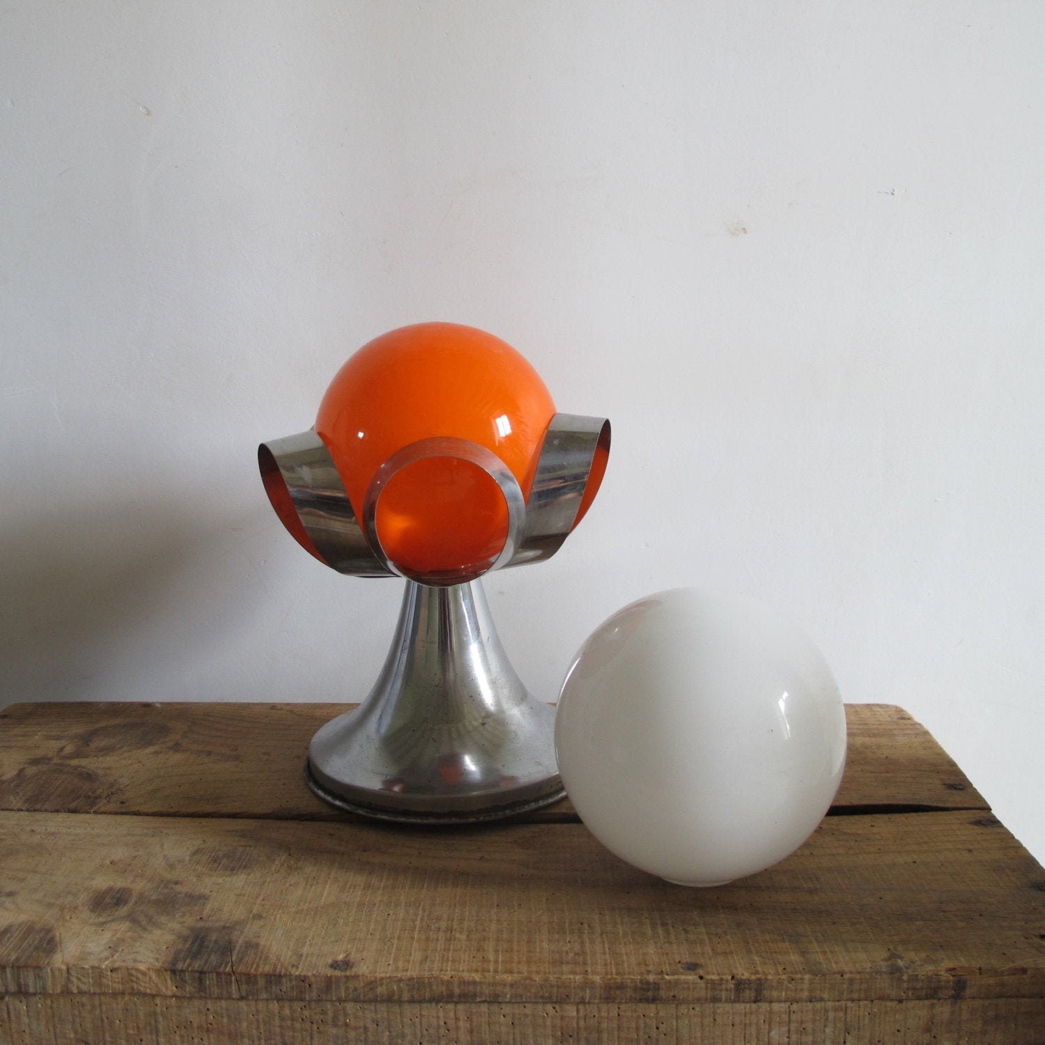 Vintage Space Age Années 1970 Floral Chrome Lampe Table Bureau Globes Opalins Blancs et Mandarines