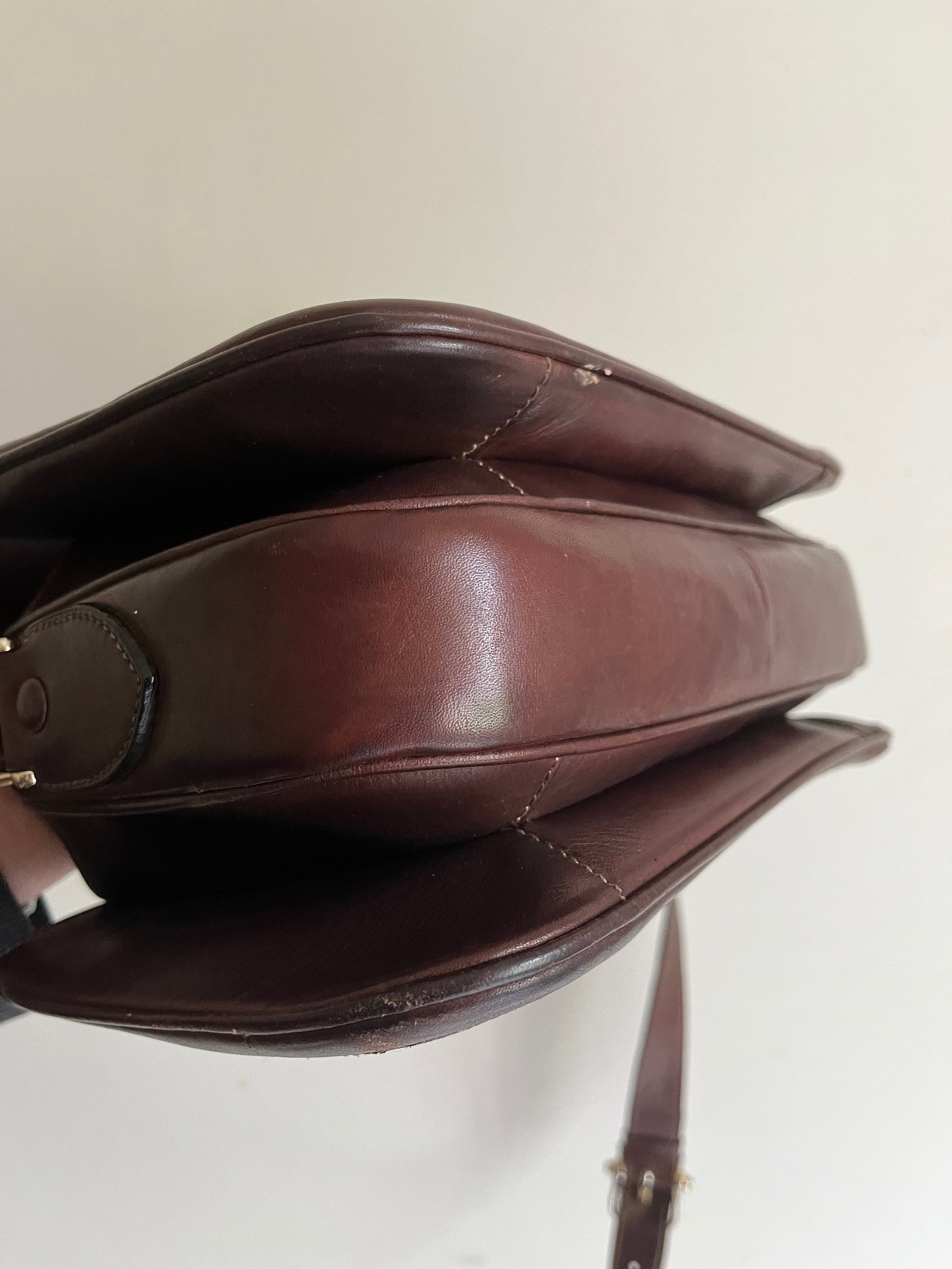 セリーヌ　ダークブラウン レザー ショルダーバッグ　1970 セリーヌ ダークブラウン レザー ショルダーバッグ 1970