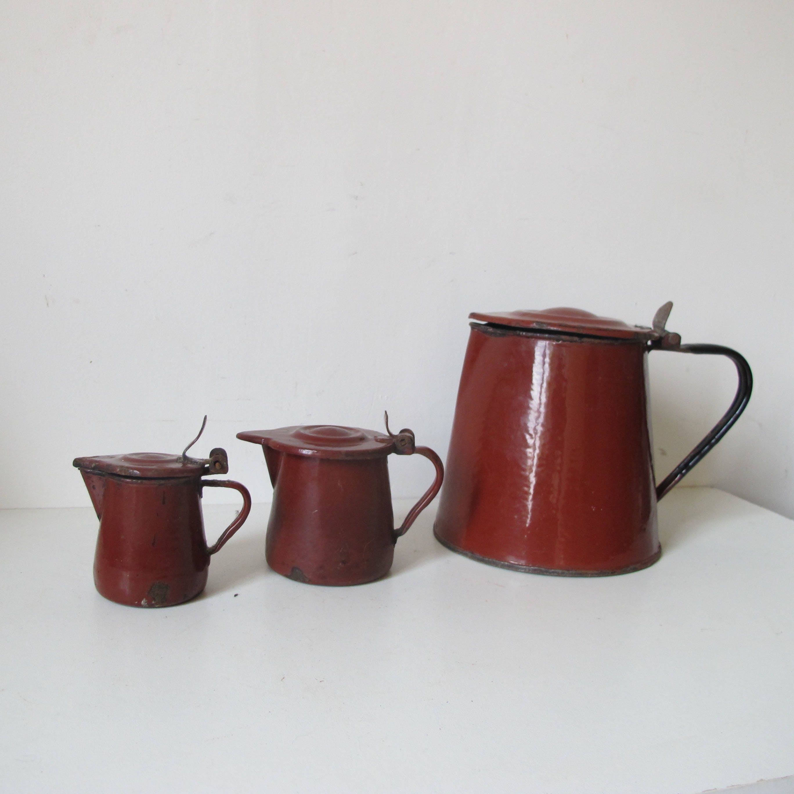 Vintage Français Collection de Cafetières et Pots à Lait en Émail Métal Émaillé // Décor Ferme Ensem