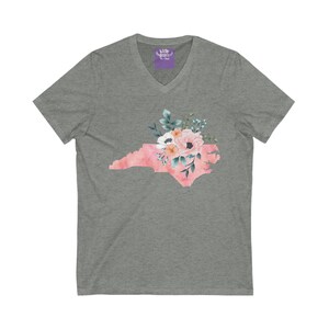 Camiseta unisex de manga corta con cuello en V y flores de acuarela del estado de Carolina del Norte imagen 7