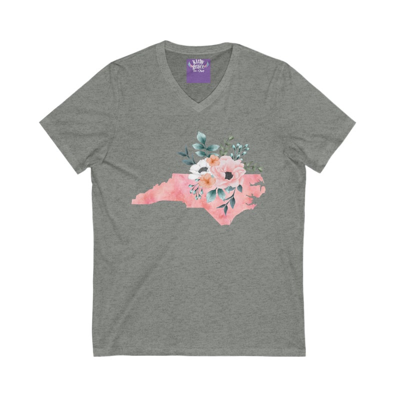 Camiseta unisex de manga corta con cuello en V y flores de acuarela del estado de Carolina del Norte imagen 7