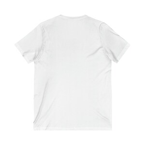 Camiseta unisex de manga corta con cuello en V y flores de acuarela del estado de Carolina del Norte imagen 2
