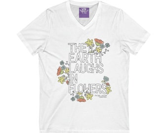 Camiseta unisex de manga corta con cuello en V y cita de Ralph Waldo Emerson "La Tierra ríe en flores"