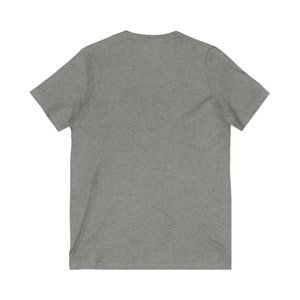 Camiseta unisex de manga corta con cuello en V y flores de acuarela del estado de Carolina del Norte imagen 8