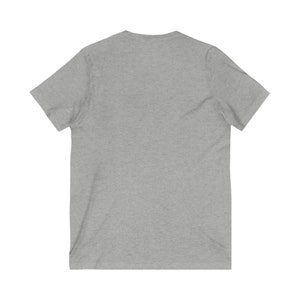 Camiseta unisex de manga corta con cuello en V y flores de acuarela del estado de Carolina del Norte imagen 4