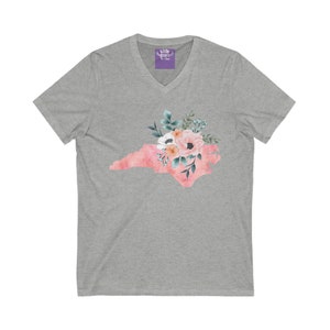 Camiseta unisex de manga corta con cuello en V y flores de acuarela del estado de Carolina del Norte imagen 3