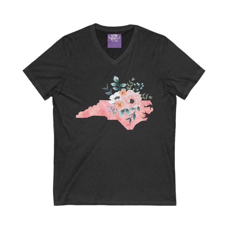 Camiseta unisex de manga corta con cuello en V y flores de acuarela del estado de Carolina del Norte imagen 5
