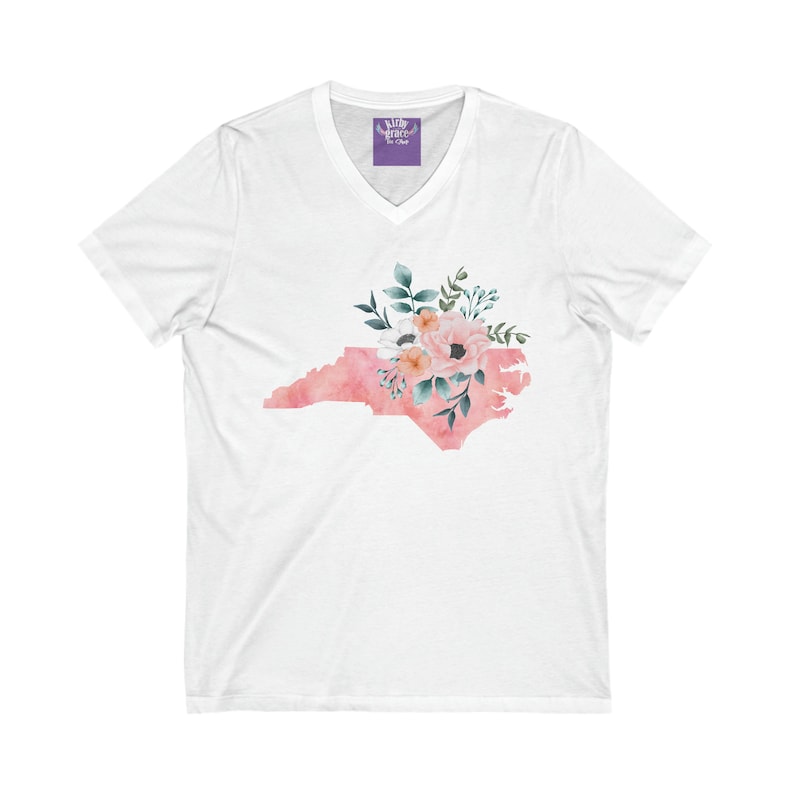 Camiseta unisex de manga corta con cuello en V y flores de acuarela del estado de Carolina del Norte imagen 1