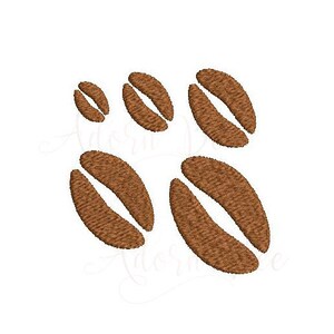 Könnte beinhalten: Eine Gruppe von fünf braunen Kaffeebohnen in verschiedenen Größen.