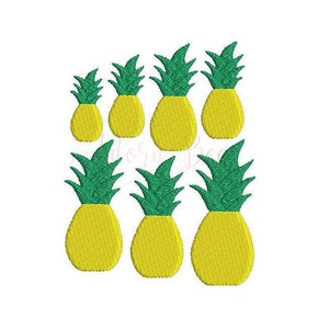 Op de afbeelding: Zeven geborduurde ananasontwerpen in verschillende maten. De ananas zijn geel met groene toppen.