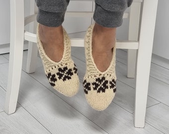 Pantuflas de lana tejidas a mano: prendas de punto cálidas para el invierno